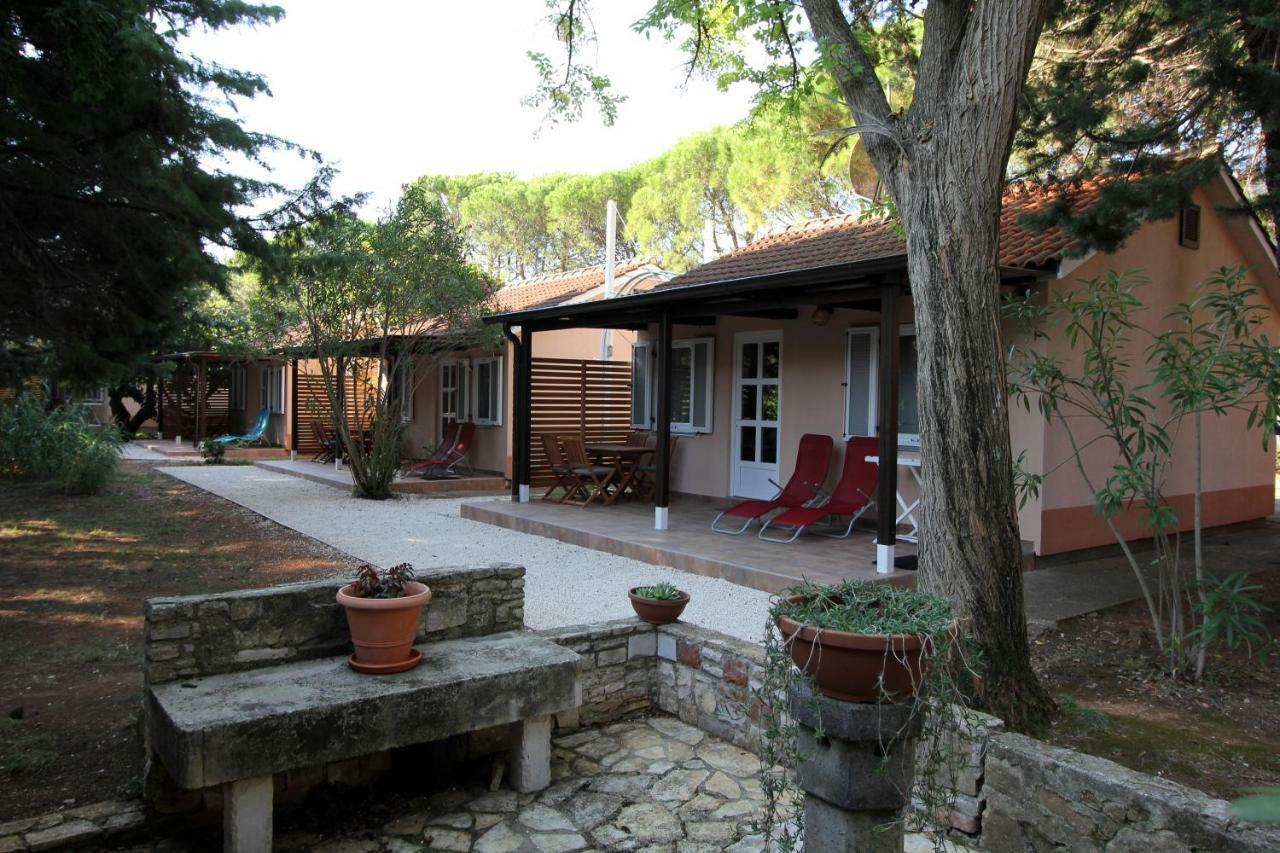 Bungalow Comfort 100 M From The Beach Premantura Kültér fotó