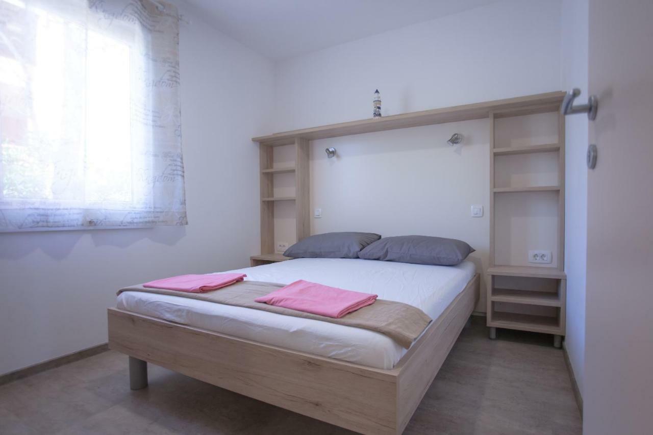 Bungalow Comfort 100 M From The Beach Premantura Kültér fotó